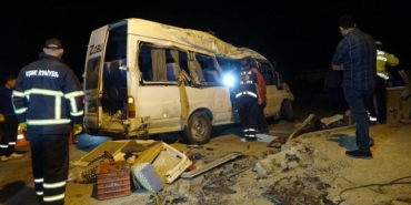 Uşak Ulubey yolunda trafik kazası son dakika minibüs devrildi Hasibe Bozkurt öldü 14 kişi yaralandı