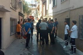 İzmir Konak Zeybek Mahallesi’nde madde bağımlısı, annesi ve kız kardeşinin yaşadığı evi kundakladı