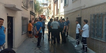 İzmir Konak Zeybek Mahallesi’nde madde bağımlısı, annesi ve kız kardeşinin yaşadığı evi kundakladı