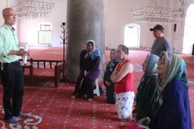İzmir Selçuk İsa Bey Camii İmamı İbrahim Taşdemir gönül köprüsü kuruyor