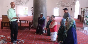 İzmir Selçuk İsa Bey Camii İmamı İbrahim Taşdemir gönül köprüsü kuruyor