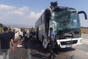 Kütahya Altıntaş Dumlupınar yolunda trafik kazası yolcu otobüsü kamyona çarptı: 8 yaralı