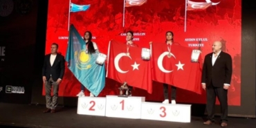 Afyonkarahisarlı bilek güreşçisi Gülçin Çaylan dünya şampiyonu oldu