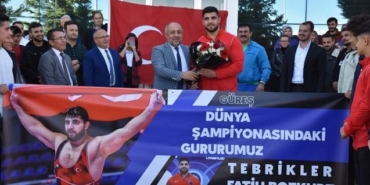 Afyonlu Dünya Güreş Şampiyonu Fatih Bozkurt’a coşkulu karşılama