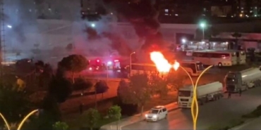 İzmir Aliağa’da servis otobüsü alev alev yandı