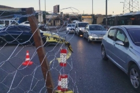 İzmir Bornova Egemenlik Mahallesi’nde mülk sahipleri yola tel çit çektirdi