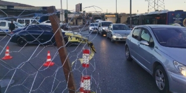 İzmir Bornova Egemenlik Mahallesi’nde mülk sahipleri yola tel çit çektirdi