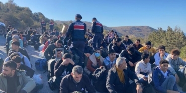 İzmir Urla’da 107 düzensiz göçmen ve 11 organizatör yakalandı