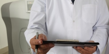 İzmir’de istirahat raporu için para istediği ileri sürülen doktora ev hapsi