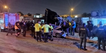 İzmir Bornova Egemenlik Mahallesi trafik kazası, tır otobüs durağına daldı: 3’ü ağır 5 yaralı