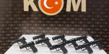 İzmir’de baskın yapılan evde çok sayıda tabanca ele geçirildi