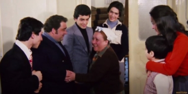 Neşeli Günler filminin çekildiği ev nerede hangi yıl ne zaman kaç yılında çekildi oyuncuları kim nerede çekilmiştir?