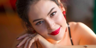 Yıldız Çağrı Atiksoy aslen nereli boyu kaç burcu ne evli mi eşi kimdir oynadığı diziler filmler