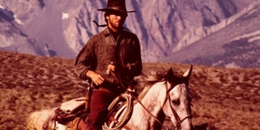 Kasabadaki Yabancı nerede çekildi kaç yılında çekildi oyuncu kadrosu hangi kanalda konusu ne?