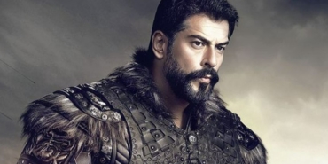 Burak Özçivit aslen nereli burcu ne boyu kaç evli mi eşi kimdir oynadığı tv dizileri filmleri