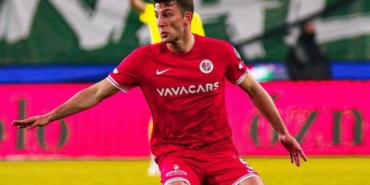 Emrecan Uzunhan aslen nereli evli mi hangi takımdan geldi hangi takımlarda oynadı kaç gol attı?