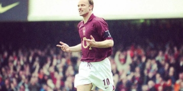 Dennis Bergkamp kariyeri boyunca kaç gol attı hangi takımlarda oynadı aslen nereli kimdir?