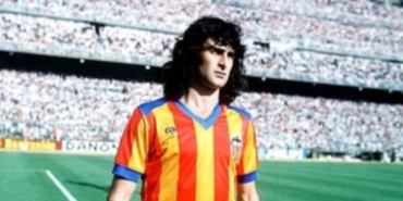 Mario Kempes kariyeri boyunca kaç gol attı hangi takımlarda oynadı aslen nereli kimdir?