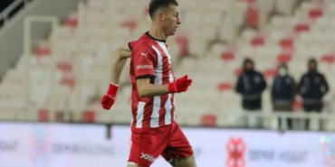 Futbolcu Hakan Arslan aslen nereli hangi takımda oynuyor hangi takımlarda oynadı kaç gol attı?