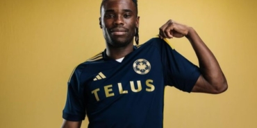 Sam Adekugbe aslen nereli hangi takımda oynuyor kaç gol attı hangi takımlarda oynadı?