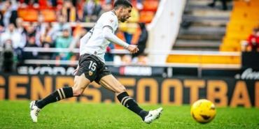 Cenk Özkacar hangi takımda oynuyor hangi takımlarda oynadı aslen nereli kaç gol attı?