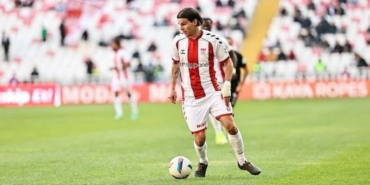 Charis Charisis aslen nereli hangi takımdan geldi toplam kaç gol attı hangi takımlarda oynadı?