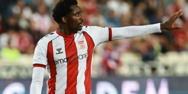 Queensy Menig aslen nereli toplam kaç gol attı hangi takımlarda oynadı hangi takımdan geldi?