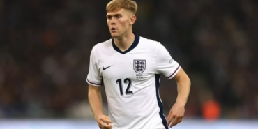 Futbolcu Lewis Hall aslen nereli hangi takımlarda oynadı toplam kaç gol attı hangi takımda oynuyor?