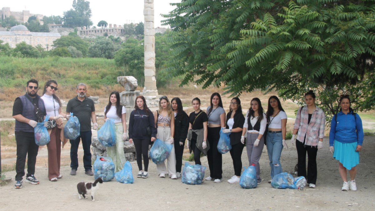 efes-meslek-yuksekokulu-ogrencileri-selcuk-temizlik