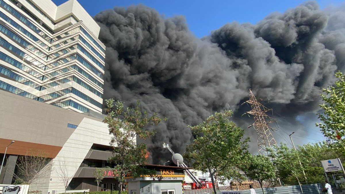 izmir-konak-plastik-fabrikasi-yangin