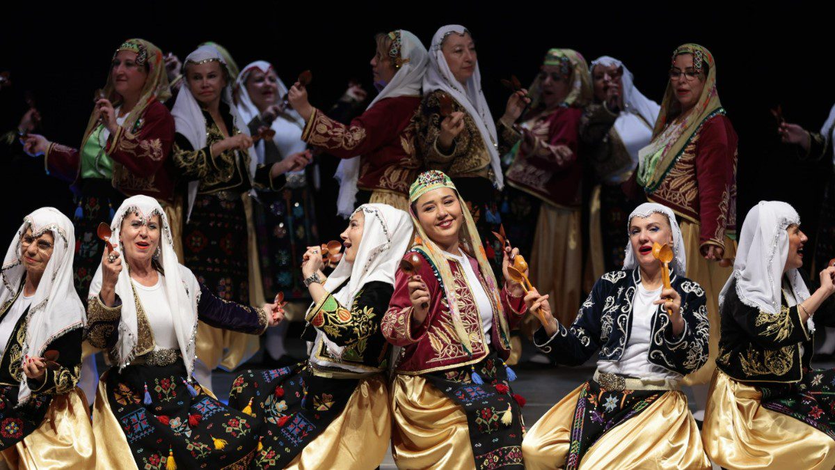 konak-halk-oyunlari-senligi