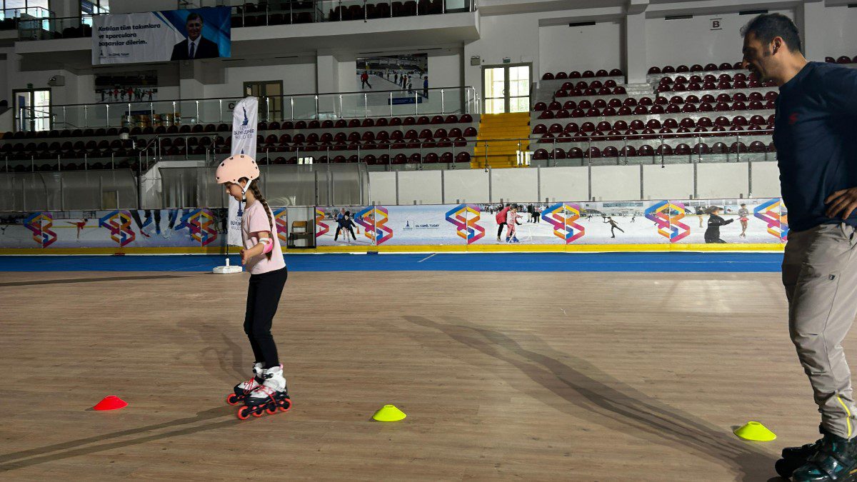 buz-sporlari-salonu-tekerlekli-paten-egitimi
