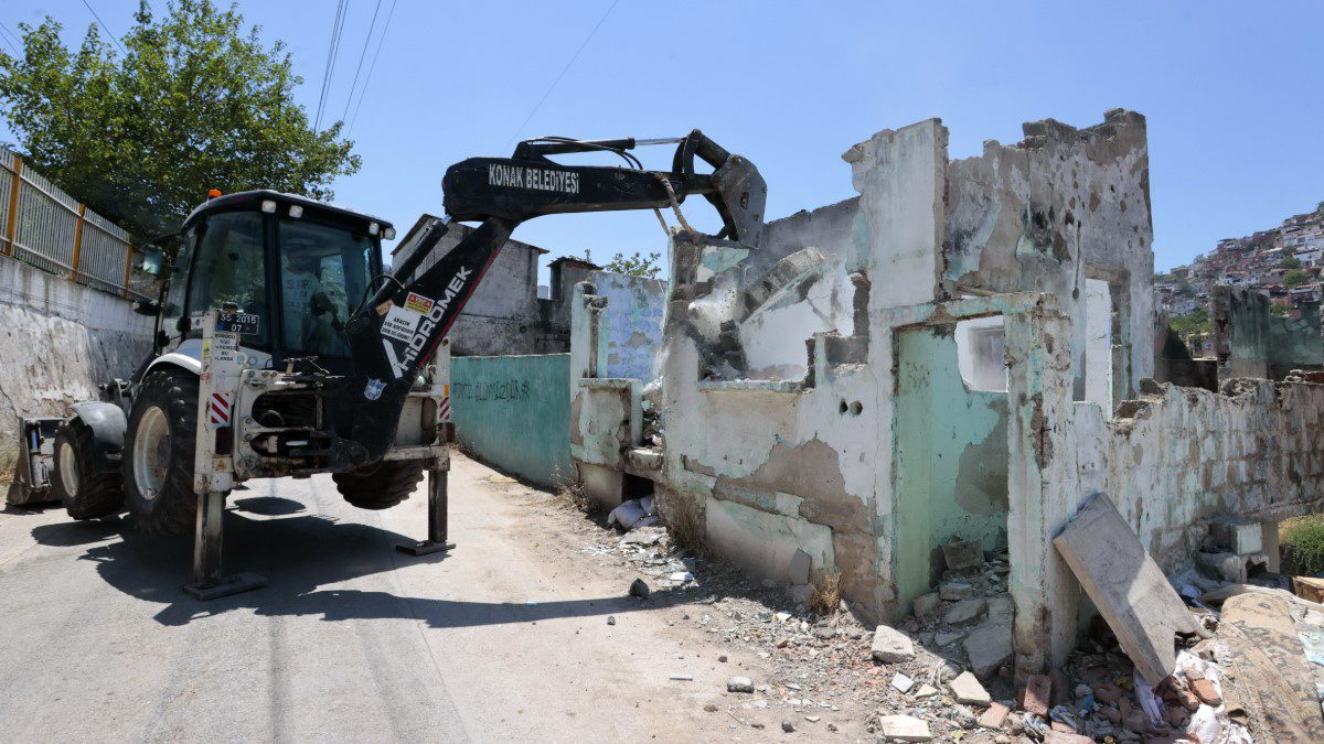 konak-metruk-binalar-yikiliyor