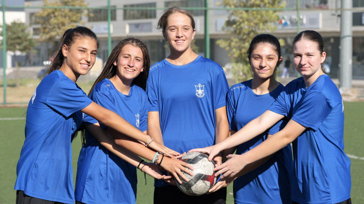 konak-belediyespor-kadin-futbolculari