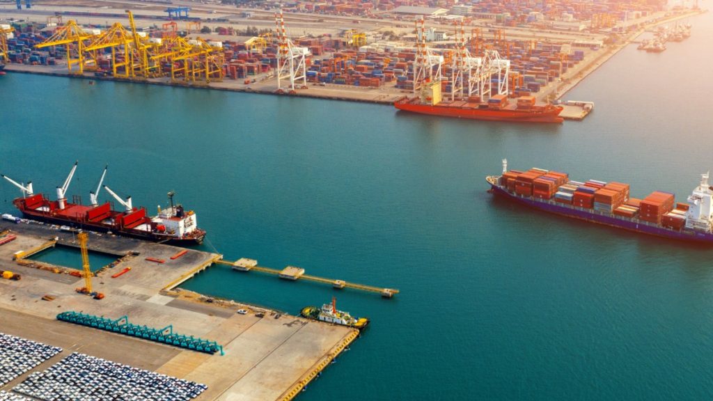 İzmir Ağustos ihracat rakamları 1 milyar 965 milyon dolar.