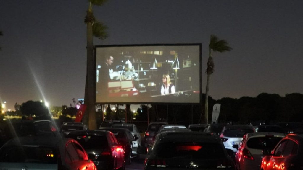 İzmir arabada açık hava sineması keyfi İnciraltı Süleyman Demirel Meydanı’nda yapıldı.