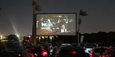 İzmir arabada açık hava sineması keyfi İnciraltı Süleyman Demirel Meydanı’nda yapıldı.