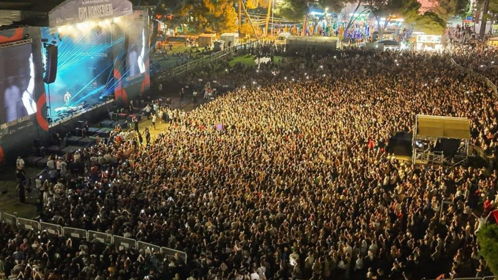 İzmir kültür sanat etkinlikleri Eylül konser sergi tiyatro arabada film