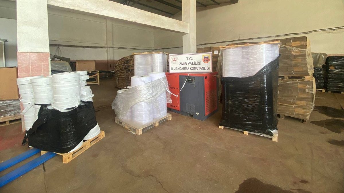 İzmir Torbalı’da kaçak sigara üretim yerine baskın