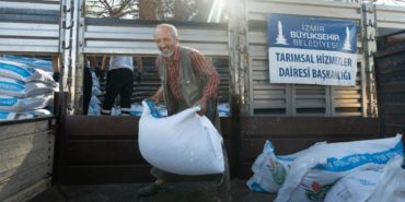 İzmir’de yanan köylere 40 tonluk yem desteği yapıldı.