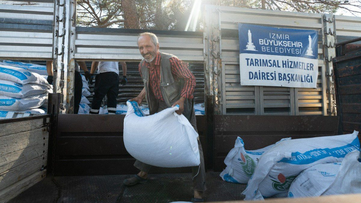 İzmir’de yanan köylere 40 tonluk yem desteği yapıldı.