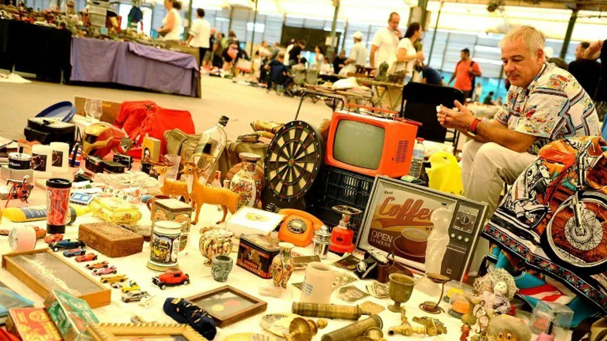 İzmir Karşıyaka 2. El Pazarı Bostanlı Pazar Yeri’nde açıldı.