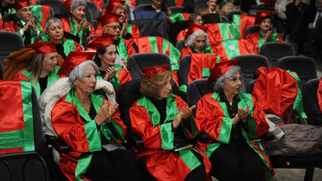 Karşıyaka 3. Yaş Üniversitesi yeni dönemi başlıyor.