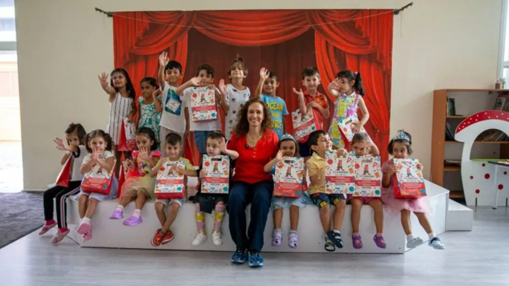 Karşıyaka’da 2 bin öğrenciye kırtasiye seti dağıtıldı.