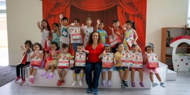 Karşıyaka’da 2 bin öğrenciye kırtasiye seti dağıtıldı.