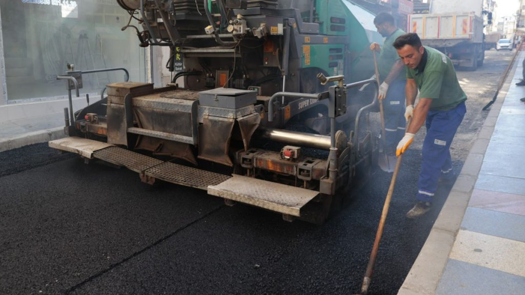 Konak’ta asfaltlama çalışmaları devam ediyor.