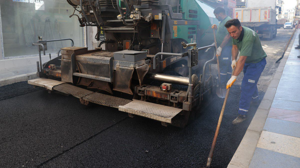 Konak’ta asfaltlama çalışmaları devam ediyor.