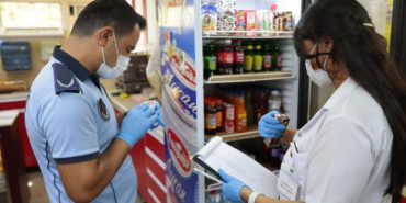 Konak Zabıtası okul kantinlerini denetliyor.