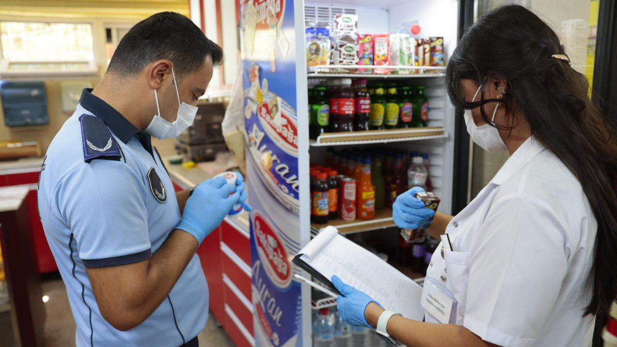 Konak Zabıtası okul kantinlerini denetliyor.