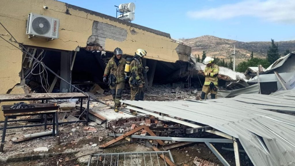 İzmir’in Bayraklı ilçesine bağlı Doğançay Mahallesi’nde faaliyet gösteren bir mobilya atölyesinde yaşanan patlama sonrası göçük meydana geldi.